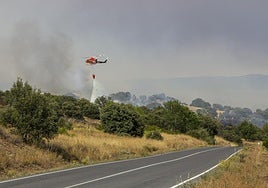 El fuego sigue activo y en el nivel uno de gravedad. En la imagen, labores de extinción de los medios aéreos, el pasado viernes.