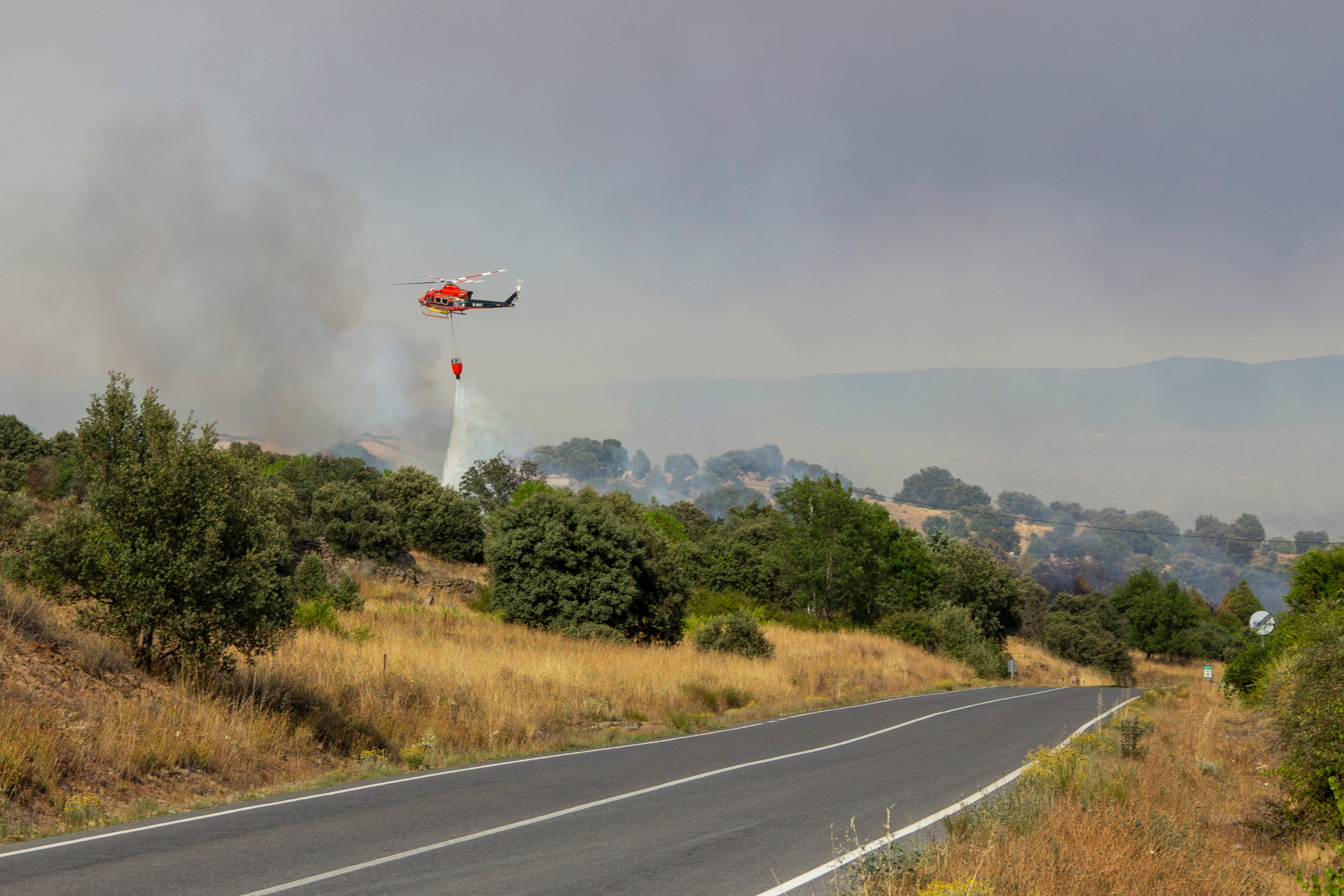 El fuego sigue activo y en el nivel uno de gravedad. En la imagen, labores de extinción de los medios aéreos, el pasado viernes.