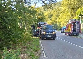 Los bomberos auxilian al vehículo siniestrado.