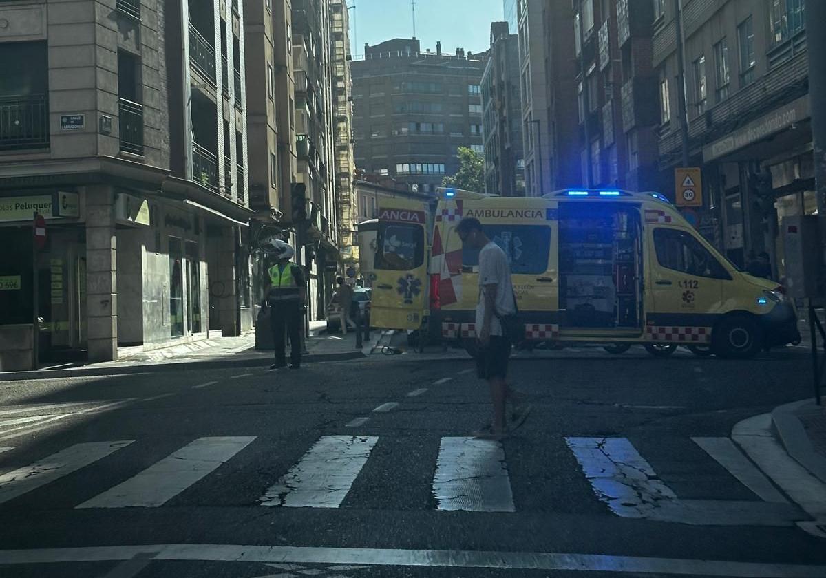 La ambulancia, en el lugar en el que se produjo el accidente.