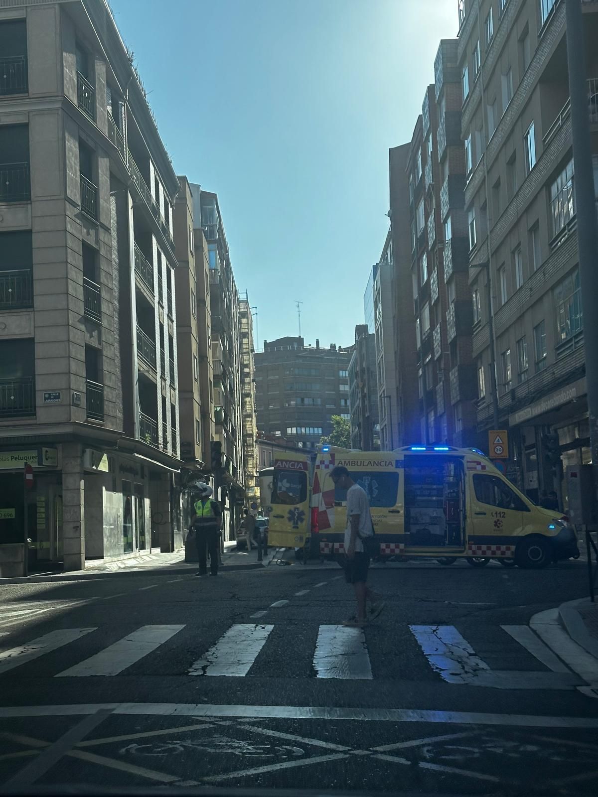 Un joven queda inconsciente tras caerse del patinete sin casco y golpearse la cabeza