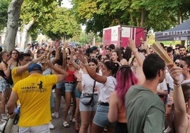 Animación con charanga en una anterior edición de la fiesta de las peñas en Coca.