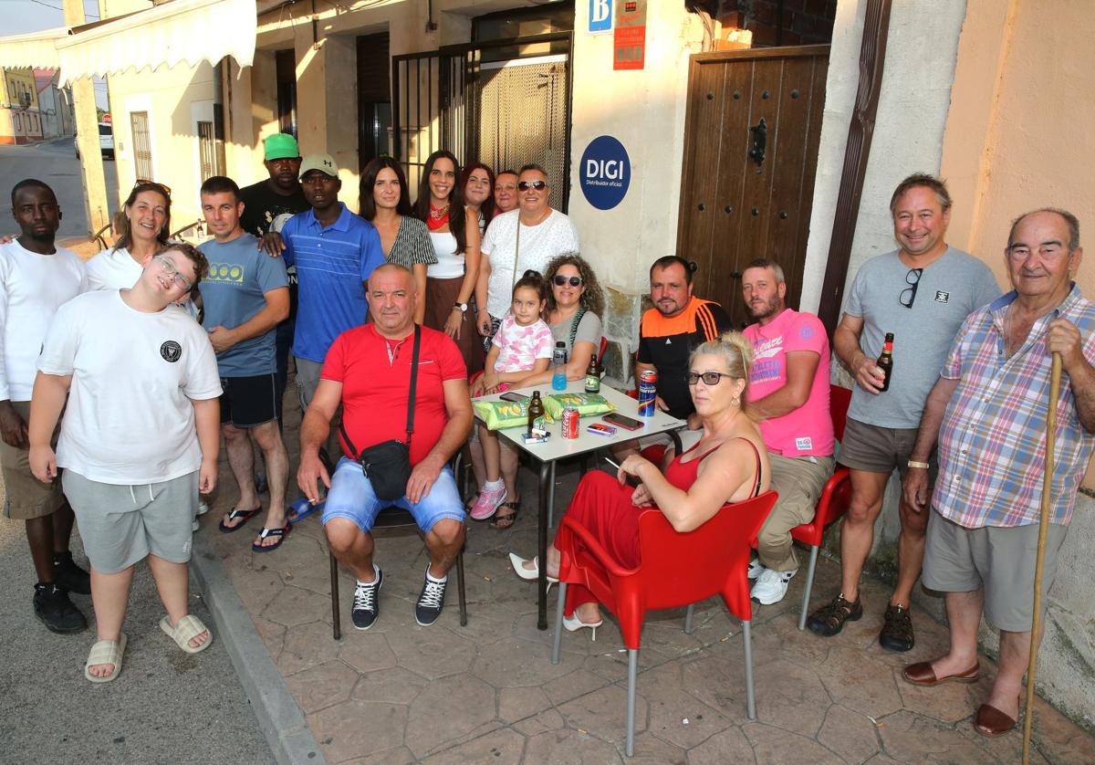 Vecinos de distintas nacionalidades de Fuente el Olmo de Fuentidueña, en la terraza de uno de os bares del pueblo.