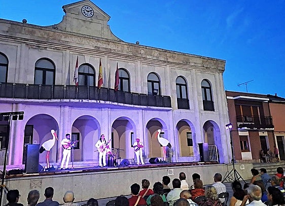 Concierto de la banda Pedro Pablo Cuban Show en la plaza Mayor de Íscar.