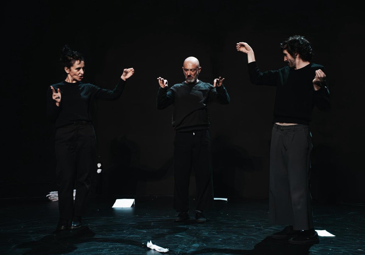 Los tres integrantes de la compañía Chapitô.