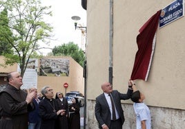 Descubrimiento de la placa que da nombre a la plaza Teófanes Egido.