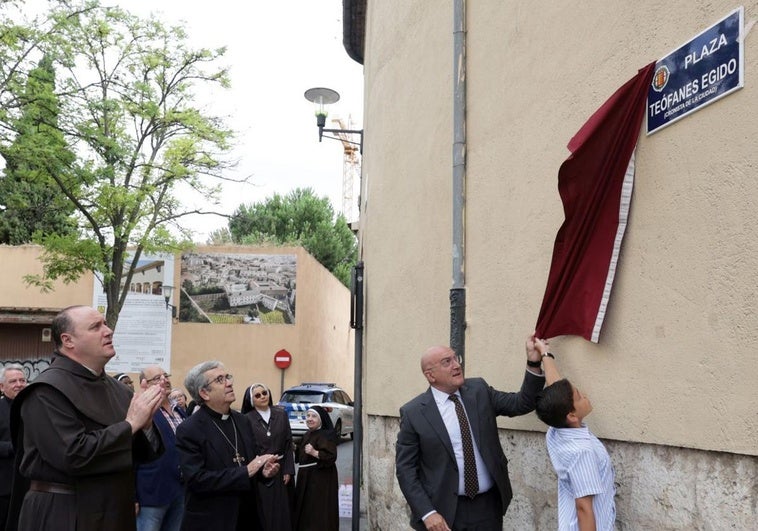 Descubrimiento de la placa que da nombre a la plaza Teófanes Egido.