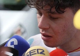 Iván Romeo atiende a la prensa española al término de la etapa décimo quinta del Tour este domingo.