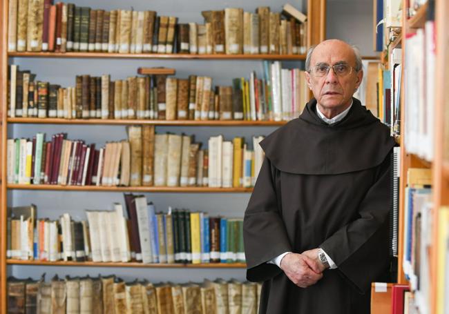 Fotografía de Teófanes Egido, retratado en marzo de 2021 entre libros y legajos.