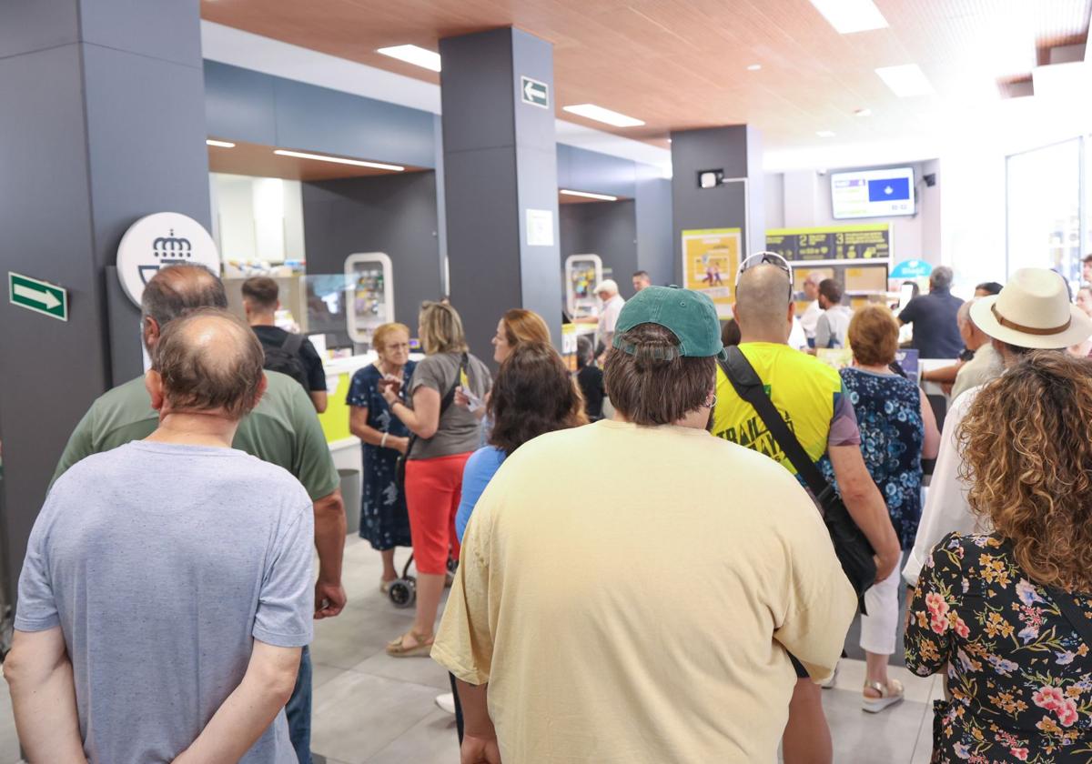 Colas en el interior de la oficina de Correos de Canterac este lunes.