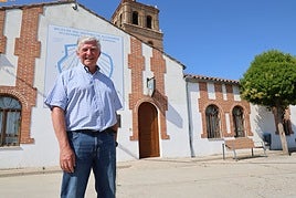 El físico Luis Vadillo Sacristán, junto a la fachada del Ayuntamiento de Alcazarén, donde luce uno de los relojes solares elaborados por él.