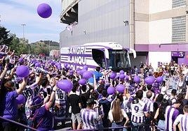 La afición recibe al Real Valladolid en su llegada a Zorrilla.