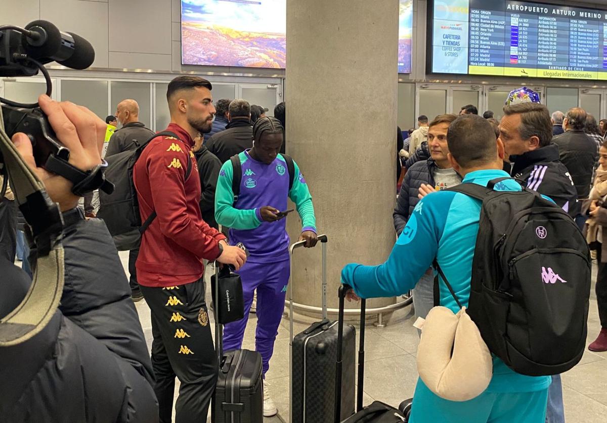 Guilherme y Amath, a su llegada al aeropuerto de Santiago con el resto de la expedición blanquivioleta.
