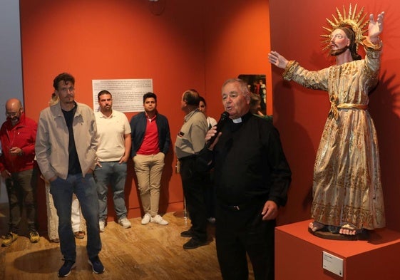 El delegado de Patrimonio, José Luis Calvo, explica el 'Cristo Salvador', anónimo de Vañes.