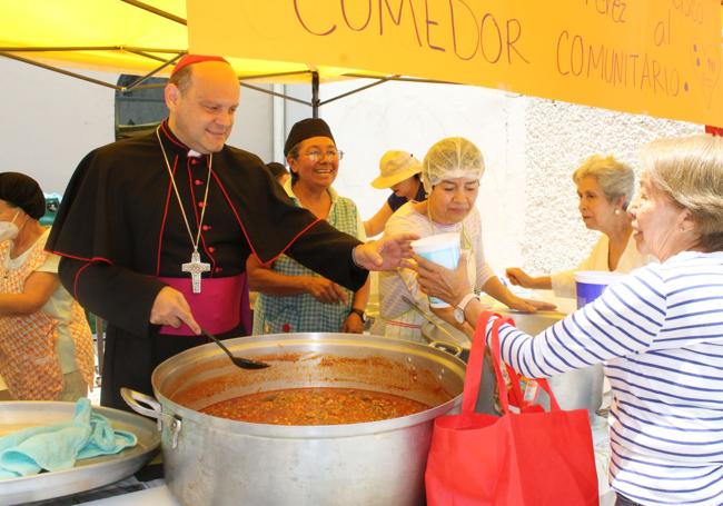 El vallisoletano Javier Acero repartiendo comida en un comedor comunitario