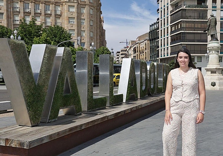 Alba Quintanilla, estudiante Erasmus en Ferrara, Italia, durante el pasado curso, en la Plaza Zorrilla del centro de Valladolid.