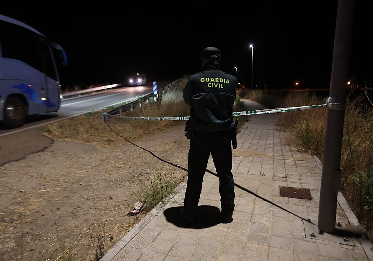 Un agente de la Guardia Civil custodia el lugar del suceso.