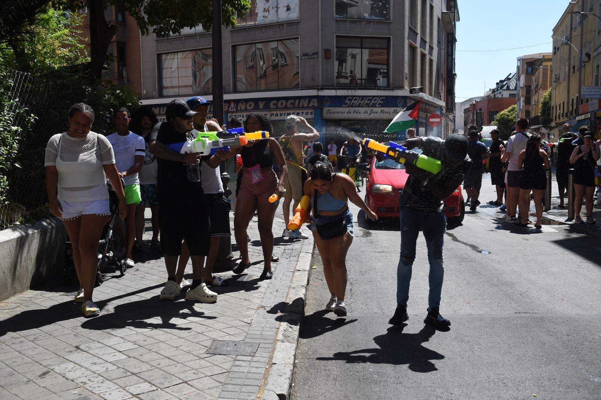 La Batalla Naval llena de agua las calles de Vallecas.