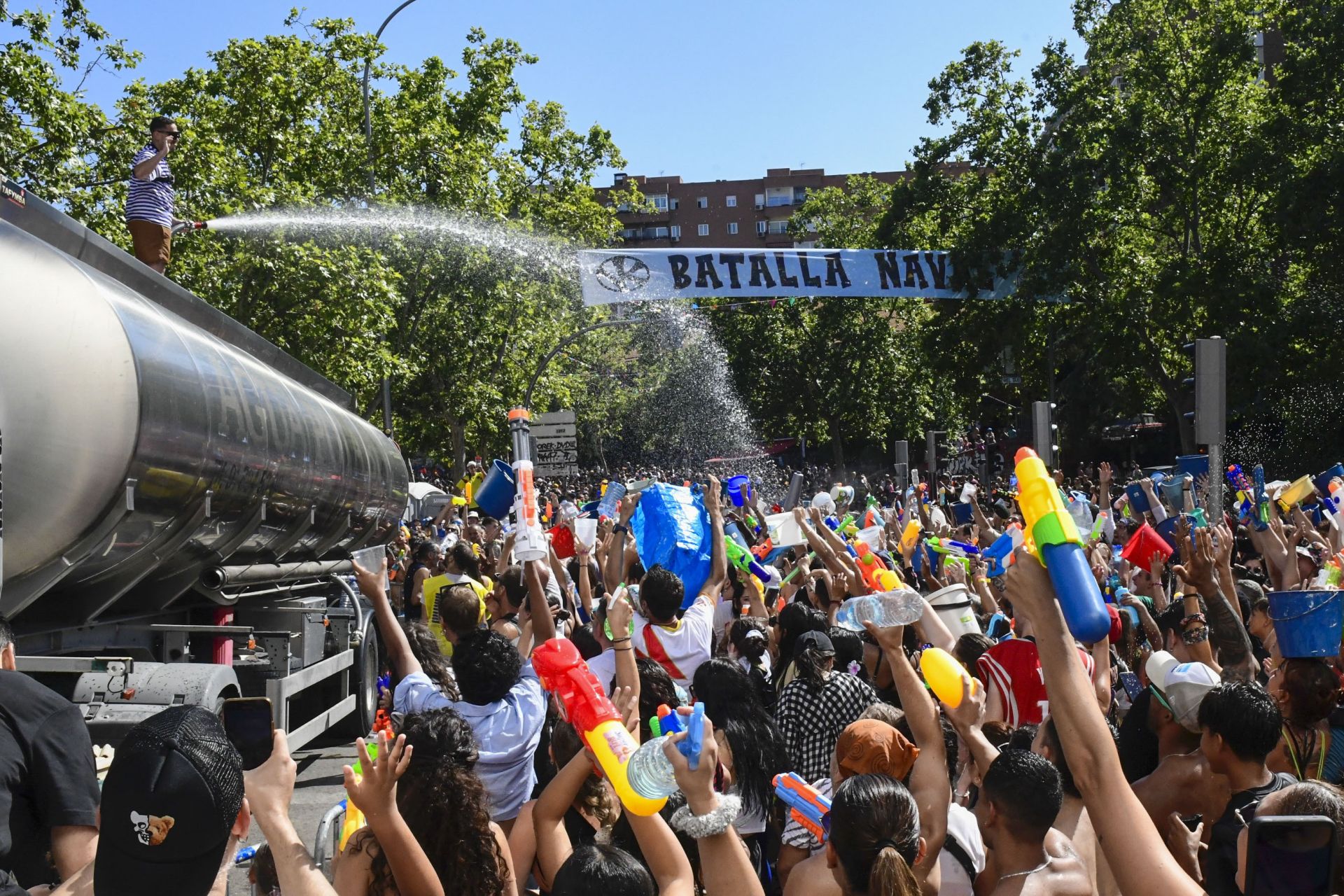 La Batalla Naval llena de agua las calles de Vallecas.