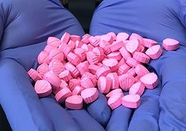 Muestrario de drogas sintéticas incautadas en una operación policial.