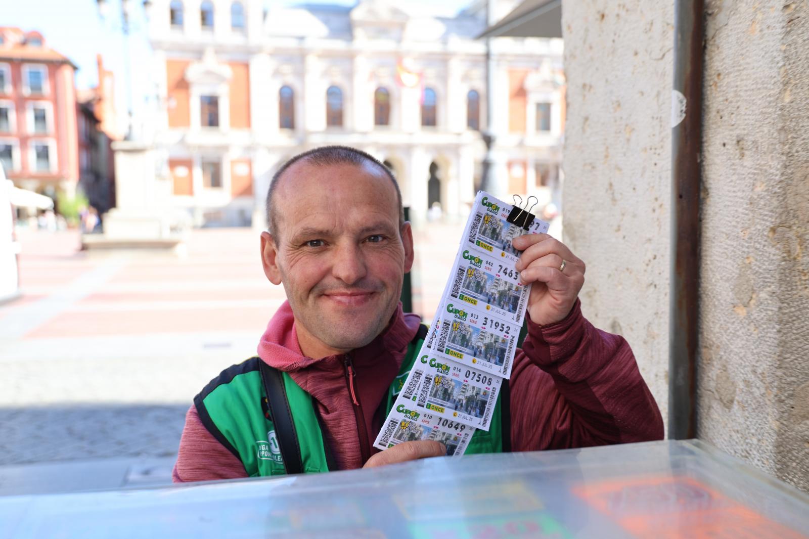 La imagen de la calle Santiago dispara las ventas del cupón de la ONCE: «Si no toca, es un recuerdo»