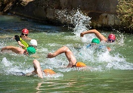 Participantes en la VII Travesía a Nado Casas del Rey.