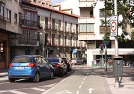 Vehículos circulan por el centro de Valladolid con la Zona de Bajas Emisiones ya en vigor, hace unos días.
