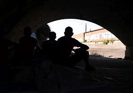 Temporeros de Medina del Campo viven desde hace un mes bajo un puente en el cauce soterrado del río Zapardiel.