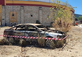 Uno de los coches que forma parte de las escenas de la serie, junto a la plaza de toros de El Espinar.
