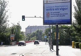 Un cartel electrónico anuncia en Poniente la entrada en vigor de la Zona de Bajas Emisiones.