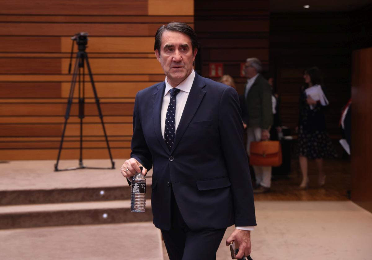 Juan Carlos Suárez-Quiñones, durante un Pleno de las Cortes.