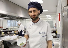 El chef Víctor Sanz con su plato recién terminado