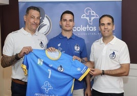 Jorge Serrano, en el centro, acompañado por Óscar Ollero (izquierda) y el presidente del club, Mario Arranz (derecha).