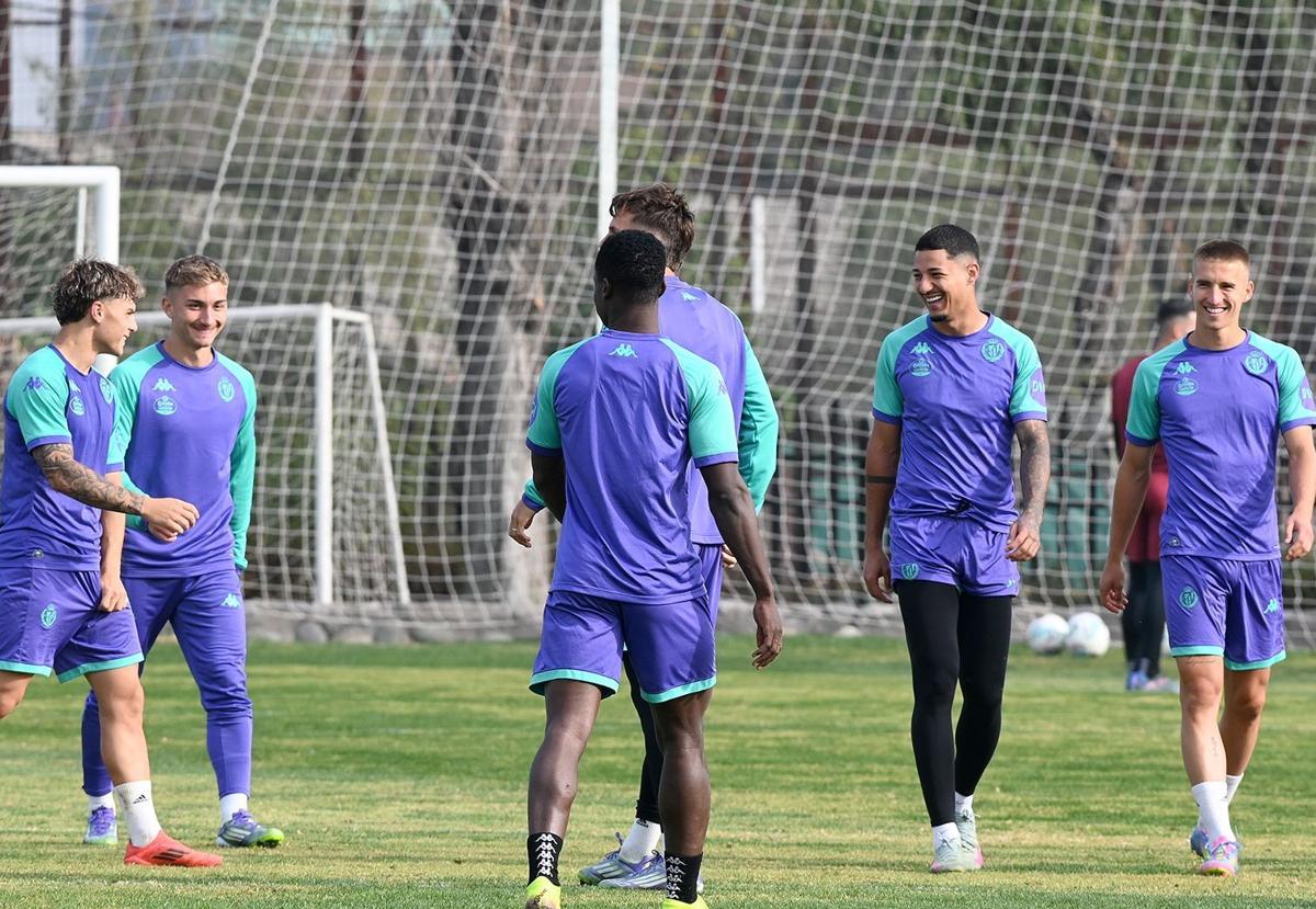 Los jugadores del Real Valladolid, sonrientes durante uno de los entrenamientos en Santiago de Chile.