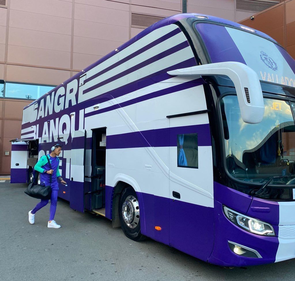 Marcos André sube al autobús que preparó Colo-Colo al Real Valladolid.