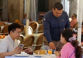 Un camarero atiende una mesa en Segovia, en una imagen de archivo.