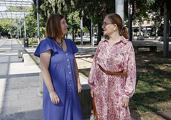 María B. Ganges y Rosa María García, en el Parque del Salón.
