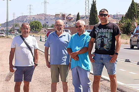 De izquierda a derecha, Miguel González, José María Mate, Antonio López y Luis Álvarez, los vecinos de la avenida de Santander que piden una solución a los malos olores y la limpieza.