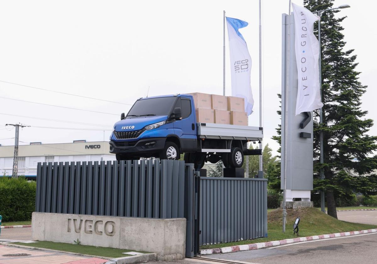 Acceso a la planta de Iveco en Valladolid, en la avenida de Soria km 2,5.