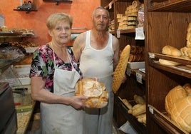 Los panaderos Felicísimo Gómez y Paquita Gil Pérez, en su establecimiento en Cantalejo.