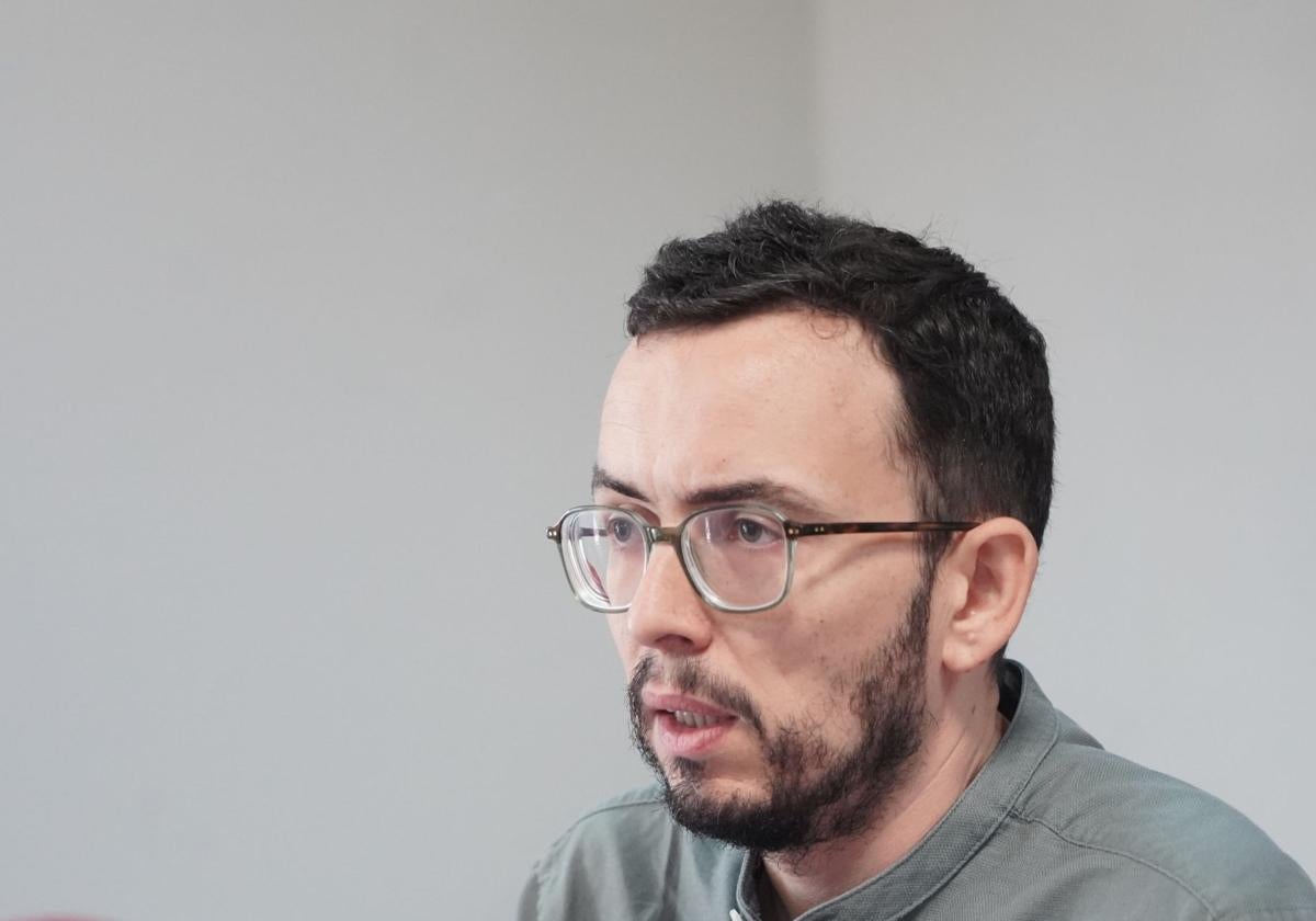 El coordinador autonómico de Podemos, Miguel Ángel Llamas, este martes en rueda de prensa.