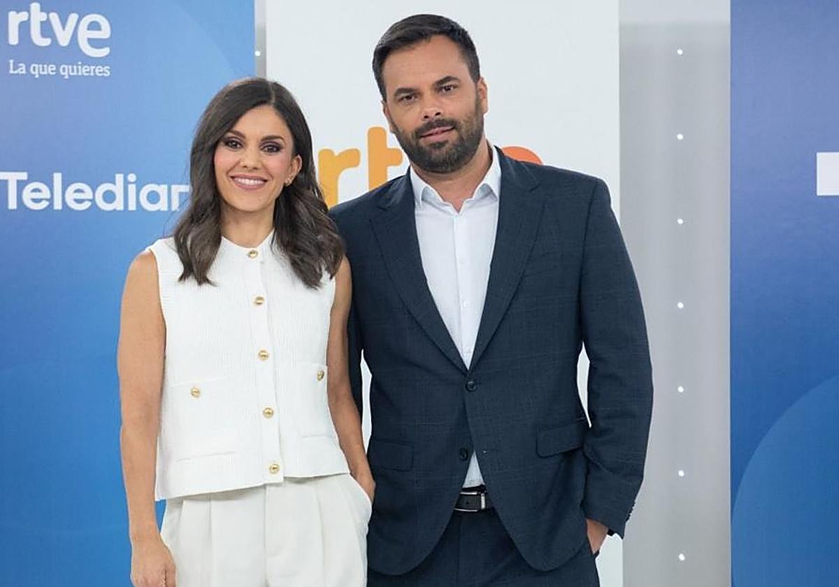 Lorena Baeza posa junto a Álex Barreiro, que será su compañero en el informativo matival de TVE.