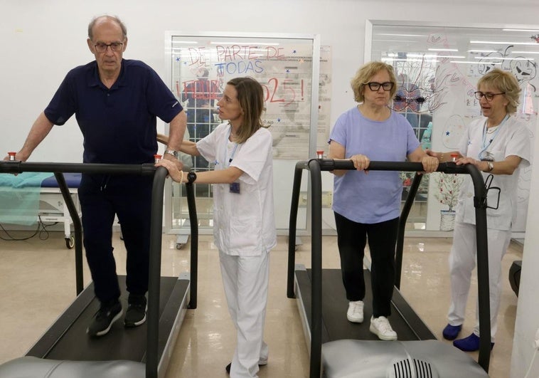 Pacientes y profesionales sanitarios, en el gimnasio del Rehabilitación Cardiaca del Hospital Universitario Río Hortega.