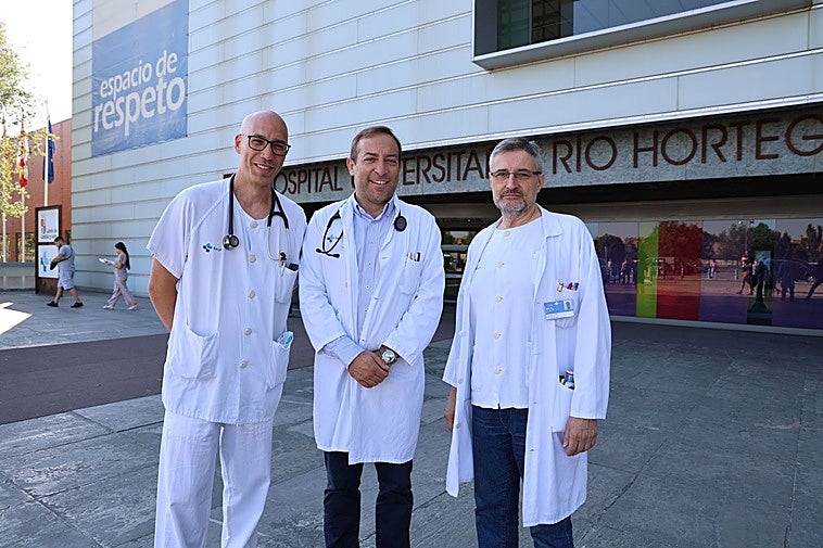 Los doctores David Morchón, Pablo Miramontes y Javier Mena, a la entrada del Hospital Universitario Río Hortega.