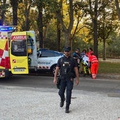 Los sanitarios atienden al herido en el lugar de los hechos poco antes de ser trasladado al hospital.