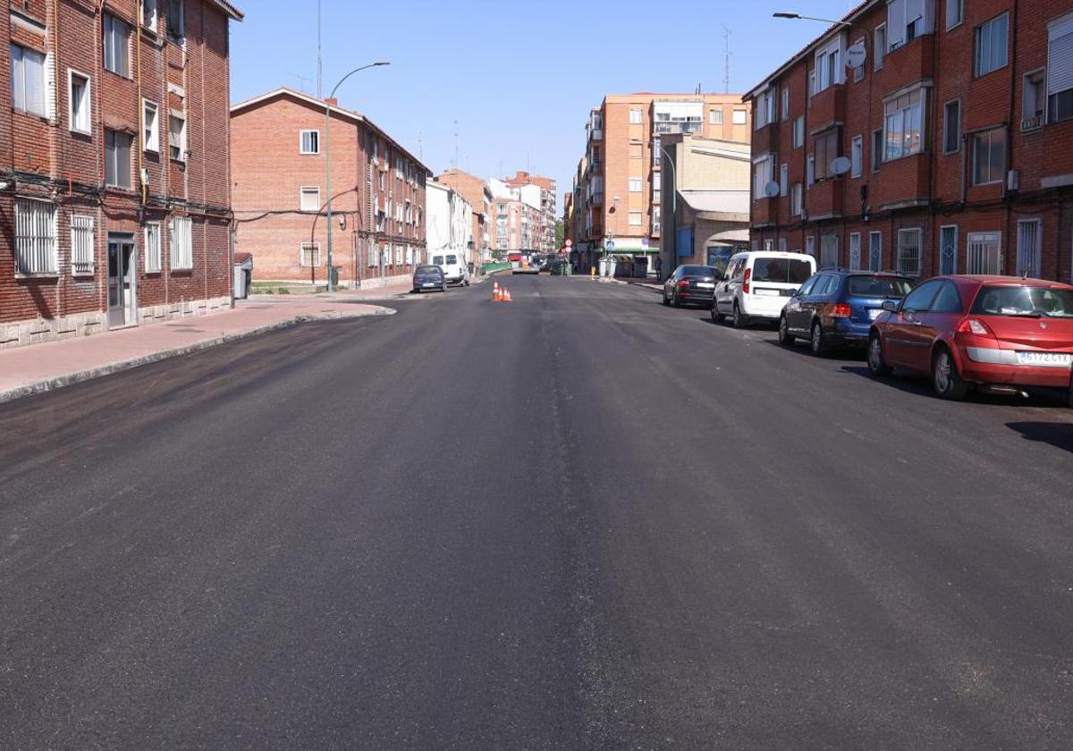 Asfalto recién renovado en la calle Villabáñez, junto a la boca del túnel de Vadillos.