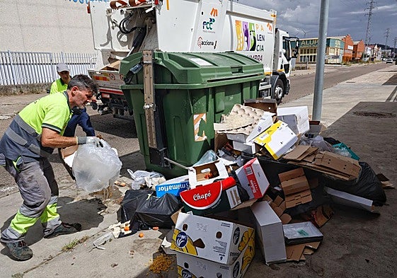 Recogida de contenedores abarrotados en el polígono a finales de junio.