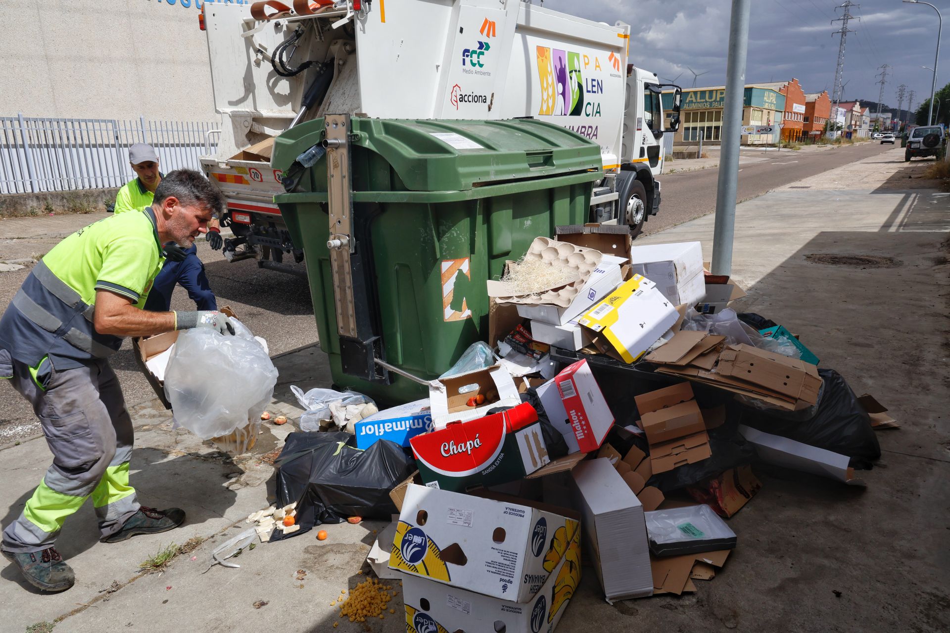 Recogida de contenedores abarrotados en el polígono a finales de junio.