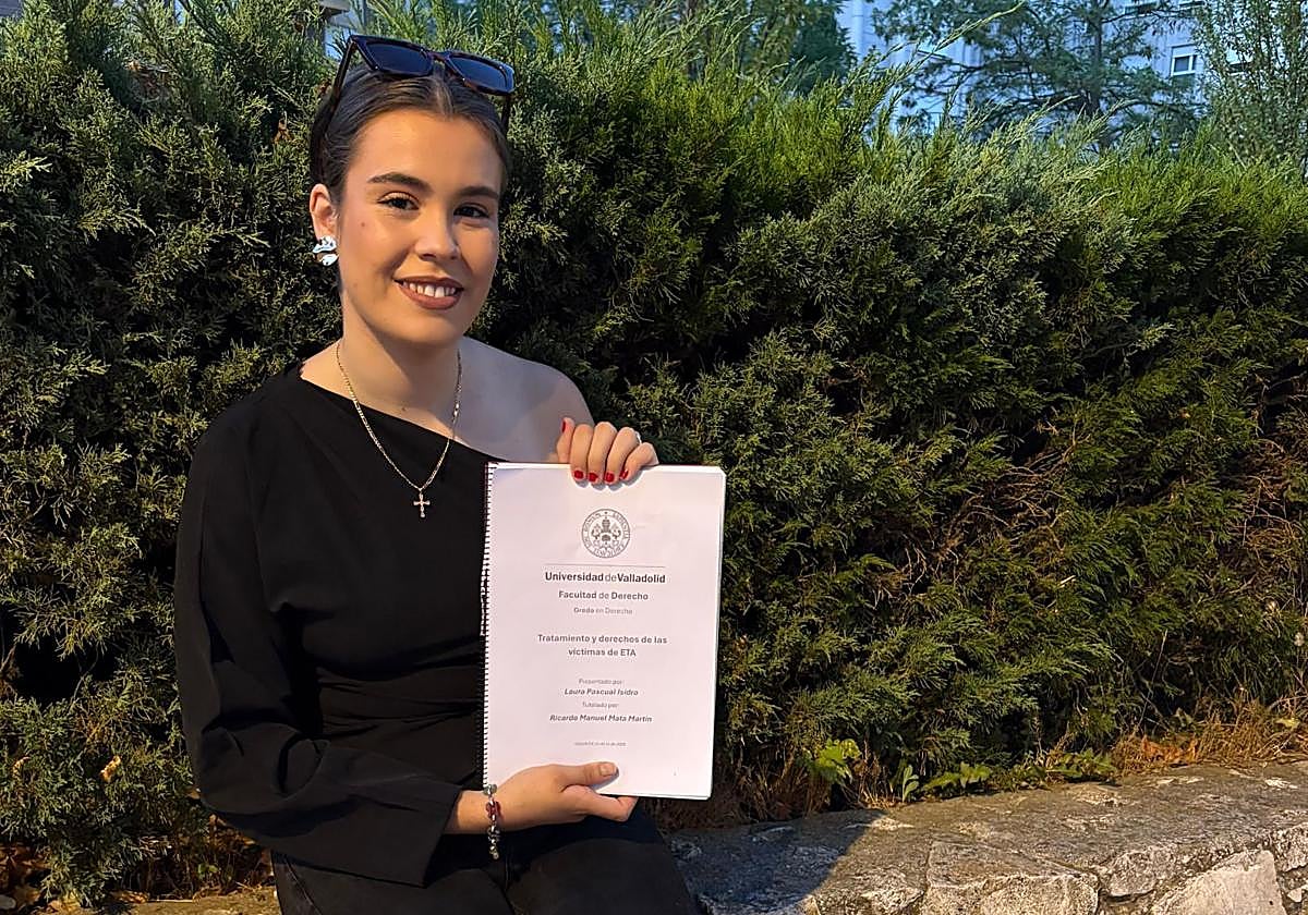 Laura Pascual, con su trabajo fin de grado sobre los derechos de las víctimas del terrorismo de ETA.