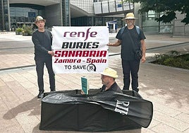 Un grupo de ciudadanos protesta en Bruselas contra la decisión de retirar paradas del AVE en Sanabria.